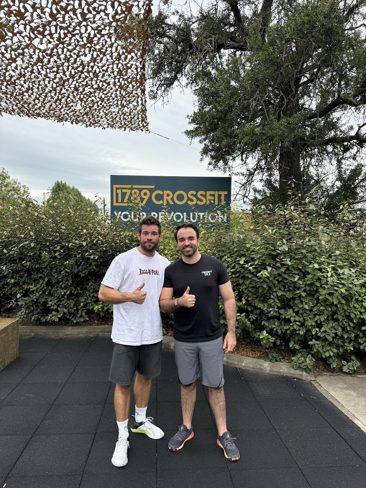 Pierre Tiab sur le terrain avec un gérant de salle de sport (6)