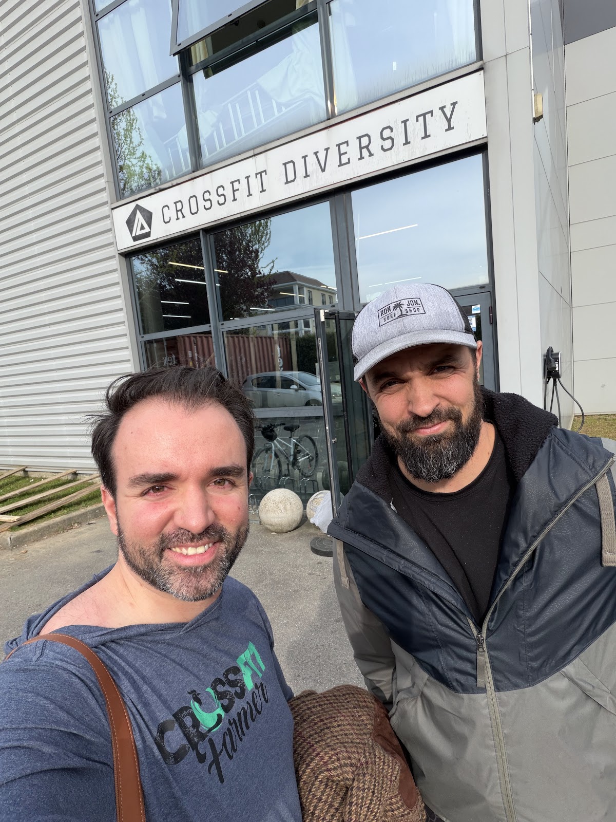 Pierre Tiab sur le terrain avec un gérant de salle de sport (9)